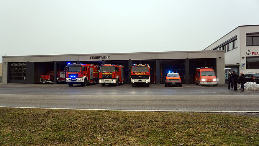 Die Fahrzeuge auf dem neuen Hof