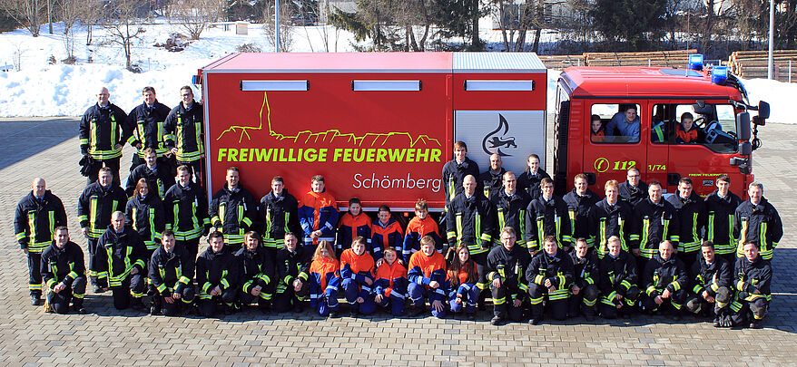 Die Einsatzabteilung mit Jugendfeuerwehr 2013