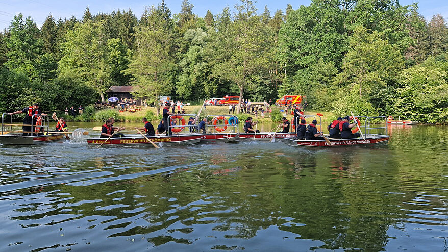 Ruderregatta mit den Feuerwehrbooten