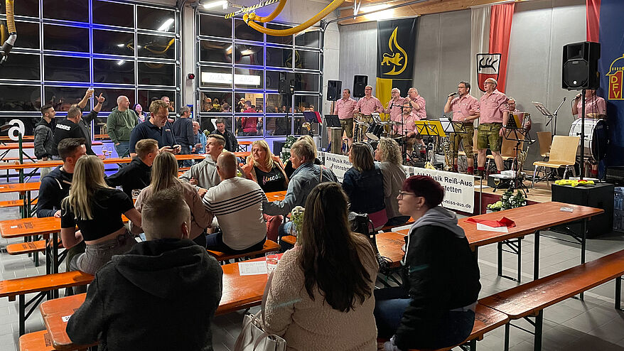 Ausgelassene Stimmung am Samstag Abend